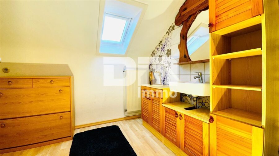 (R)eserviert!Teilsaniertes Traumhaus in begehrter Lage auf großem Grundstück mit Panoramablick - DG Nutzfläche / Gästeraum mit Waschbecken